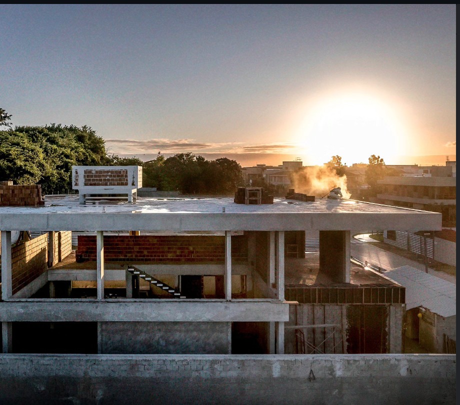 Obra ao entardecer